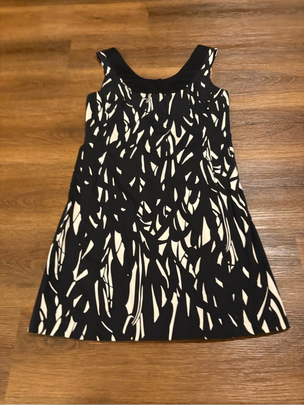 White House Black Market  Black & White Graphic Sleeveless Dress